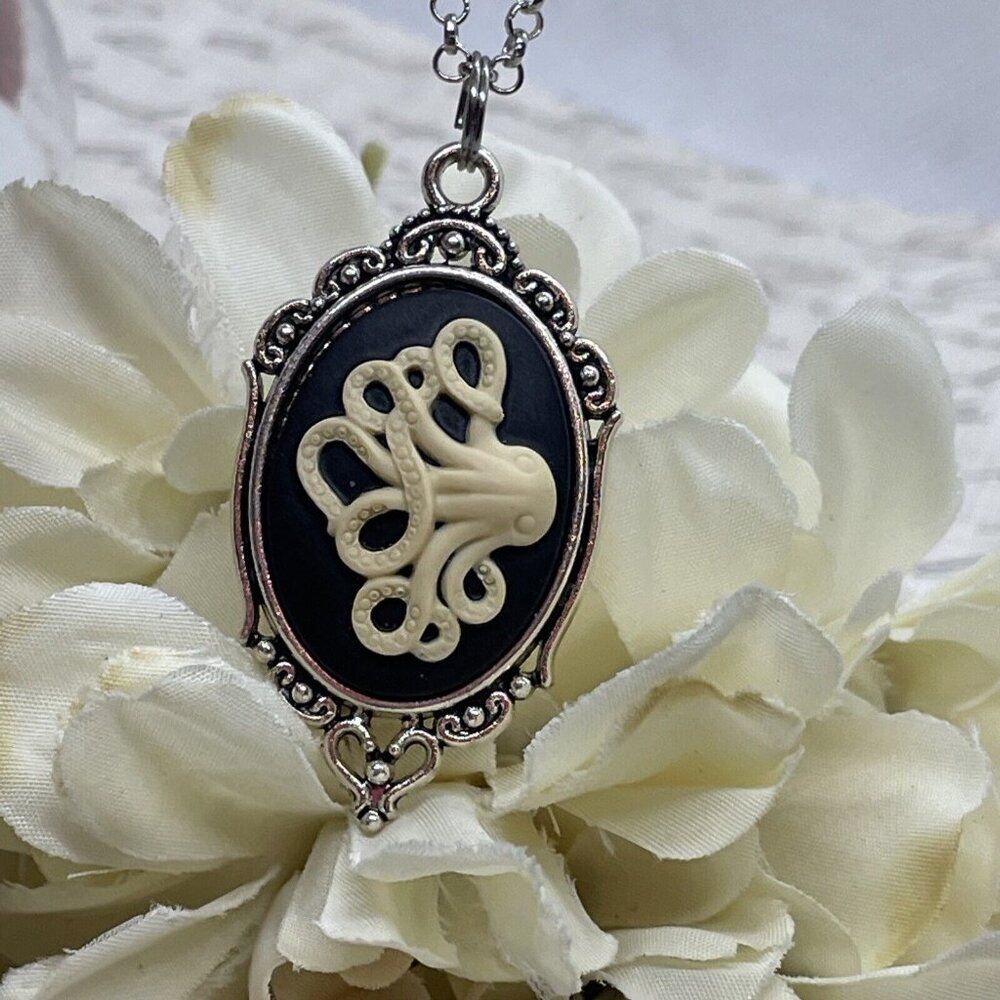 Steampunk Octopus Gothic Black Viking Cameo Necklace Wedding party Silver Heart